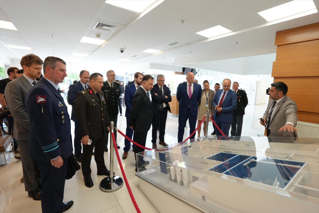 Belçika Savunma Bakanı Francken TUSAŞ’ı ziyaret etti