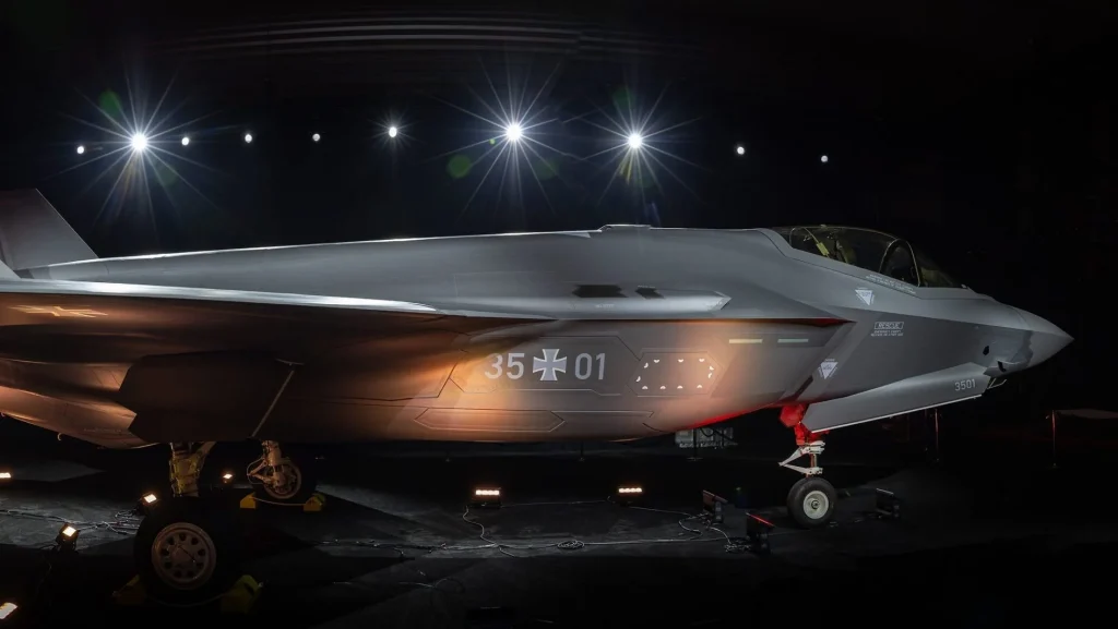 Almanya’nın ilk F-35’i üretim hattından çıktı